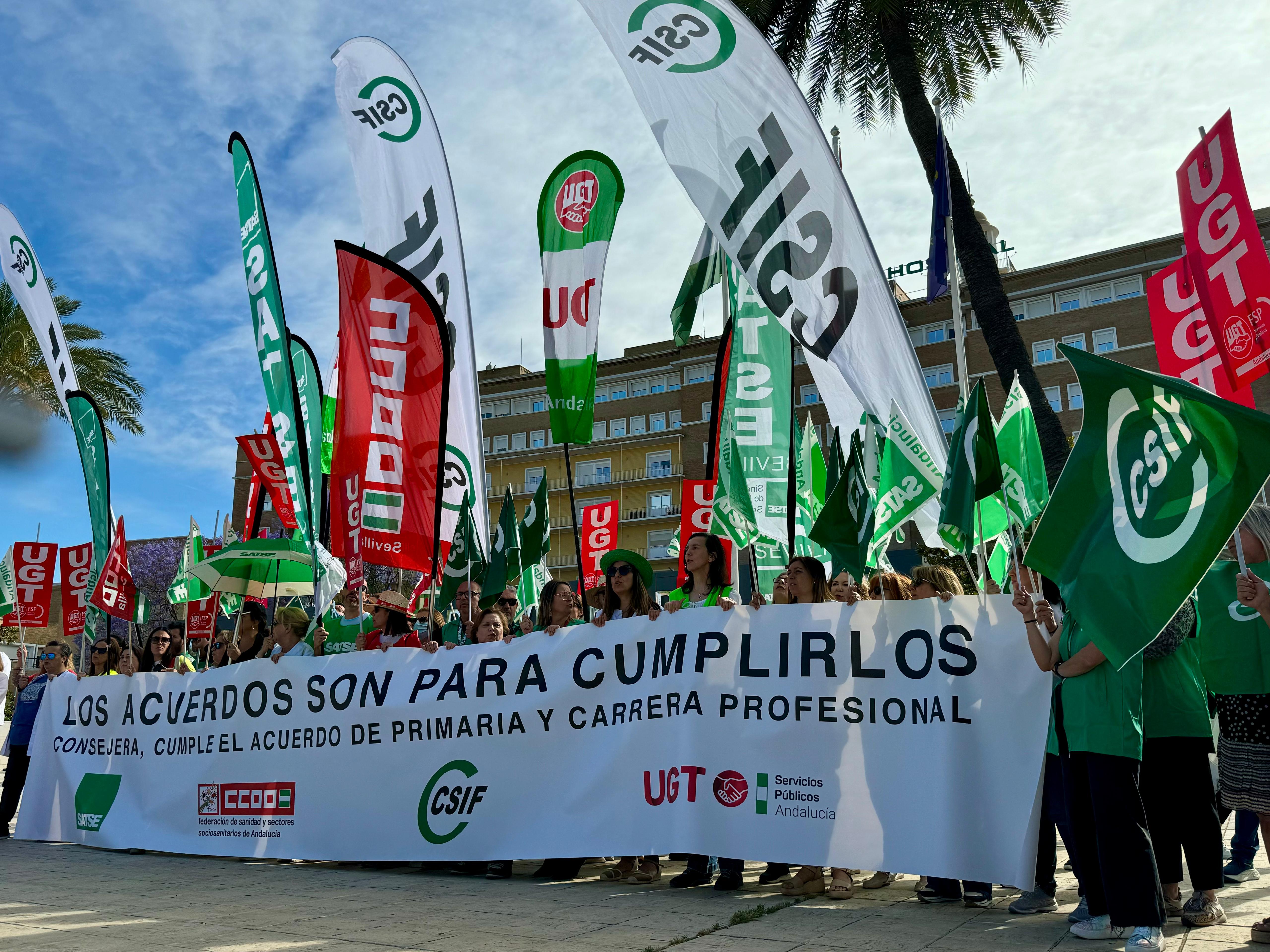 Concentración ante el Hospital Virgen del Rocío de Sevilla